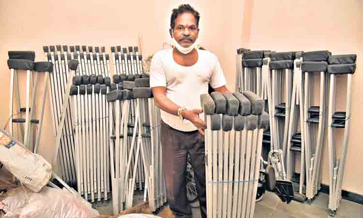 కాళ్లు, కండ్లు  లేక‌పోయినా న‌లుగుర్ని న‌డిపిస్తున్న‌రు.. వైక‌ల్యానికే స‌వాలు విసురుతున్న‌రు