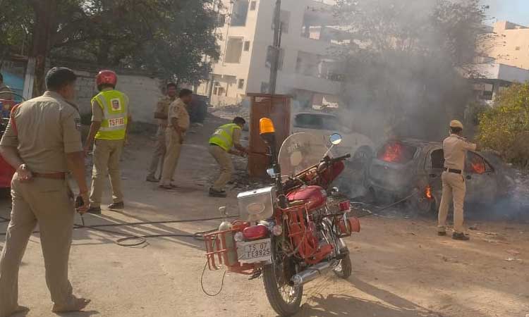 నిలిచిన ఉన్న కారులో మంటలు.. వేములవాడలో ఘటన