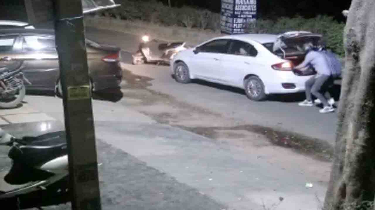 Watch: వ్యాపారవేత్త కారును అడ్డగించి… రూ.2 కోట్లు దోపిడీ