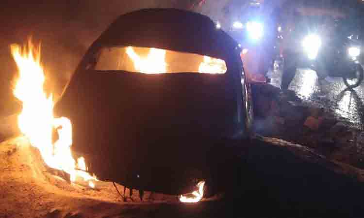 కారులో చెల‌రేగిన మంట‌లు.. ప్రాణాల‌తో బ‌య‌ట‌ప‌డ్డ దంప‌తులు