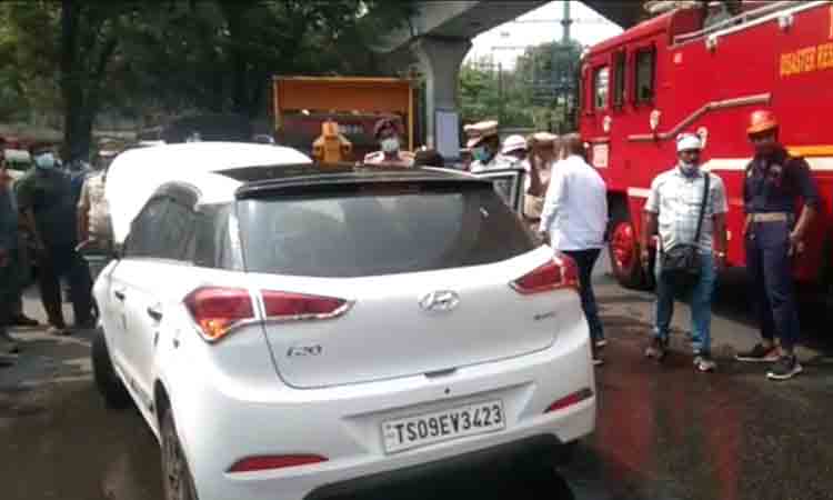 అసెంబ్లీ గేట్ -1 వద్ద కారులో మంటలు