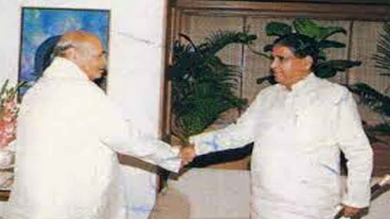 తెలంగాణ ఉద్యమచరిత్ర-నిధుల మళ్లింపుతో దోపిడీ మొదలు