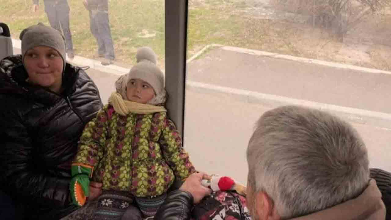 WATCH: ఉక్రెయిన్‌ను వీడుతూ… బస్సులో పుట్టిన రోజు జరుపుకున్న చిన్నారి