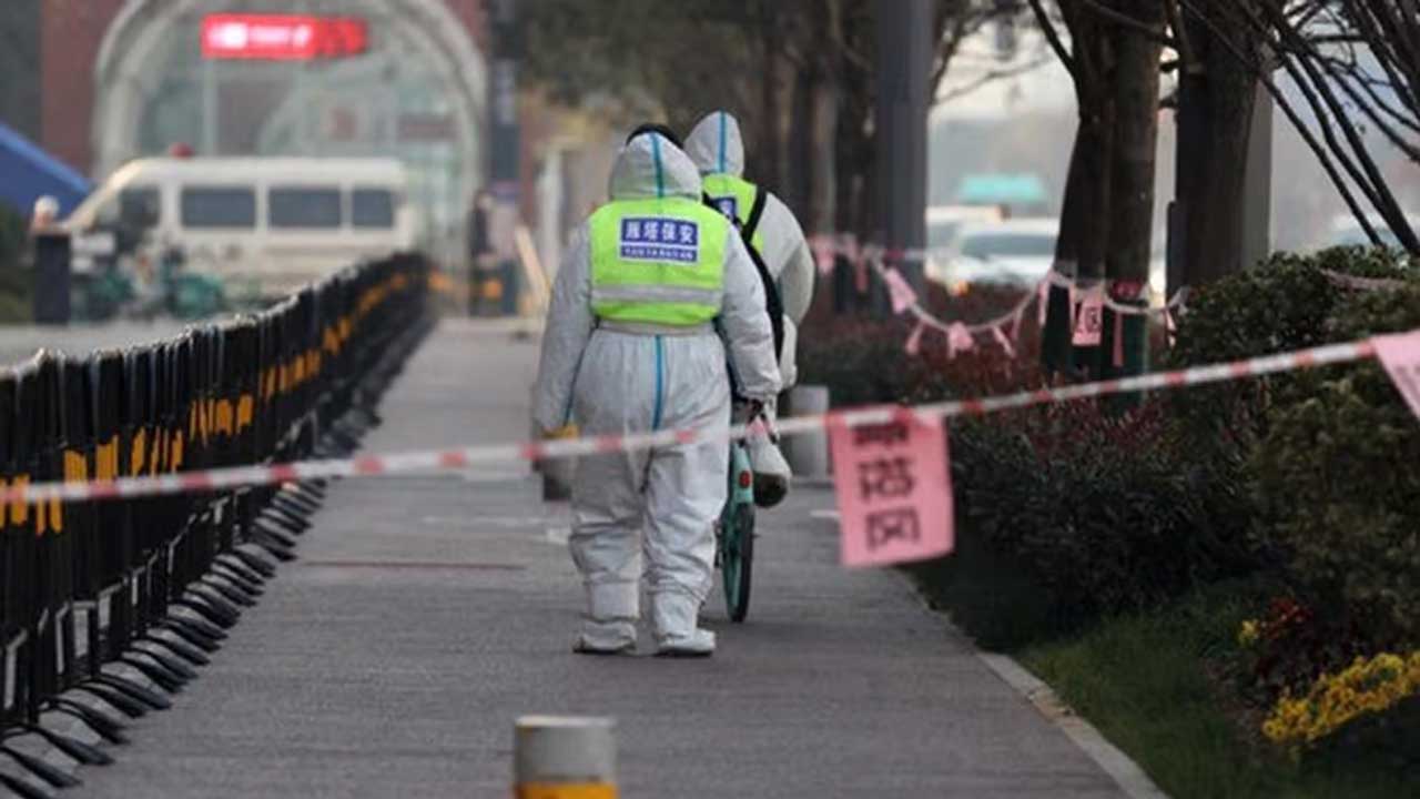 చైనాలో పెరుగుతున్న కరోనా కేసులు.. మూడు నగరాల్లో లాక్‌డౌన్‌!