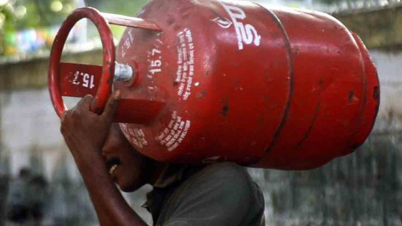 వంట గ్యాస్ సిలిండ‌ర్ ధ‌ర పెంపు.. తెలంగాణ‌లో ఎంతంటే..?