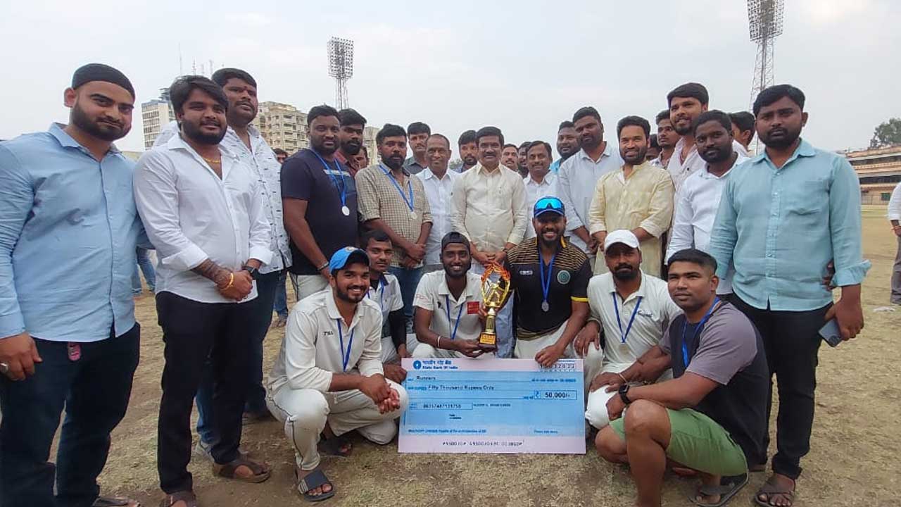 ముగిసిన కేకేఆర్‌ క్రికెట్‌ టోర్నీ.. విజేతకు ట్రోఫి బహుకరించిన మంత్రి ప్రశాంత్‌రెడ్డి