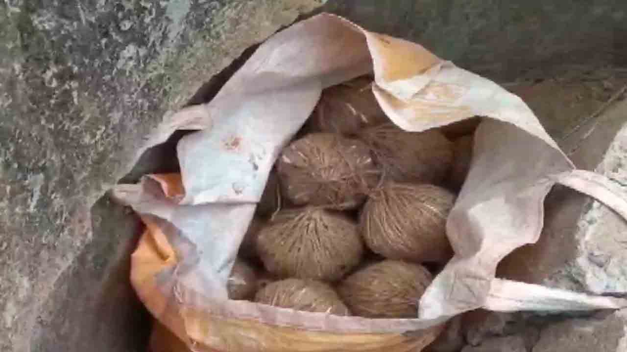 బెంగాల్‌ బీర్బమ్‌ ఫుట్‌బాల్ గ్రౌండ్ సమీపంలో… నాటు బాంబులు స్వాధీనం