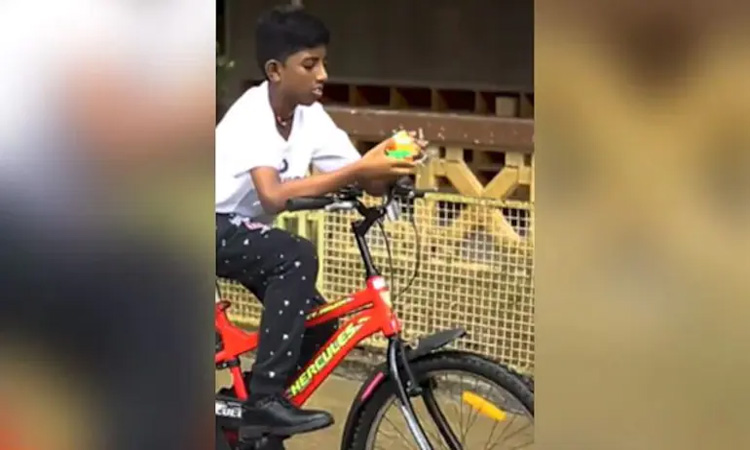 14.32 సెకండ్లలో రూబిక్స్‌ క్యూబ్‌ సెట్‌ చేసిన బాలుడు