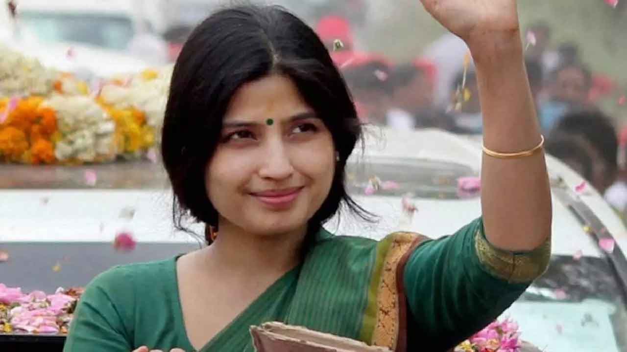 Dimple Yadav | రెండు లక్షల ఓట్ల మెజారిటీతో దూసుకెళ్తున్న డింపుల్‌ యాదవ్‌