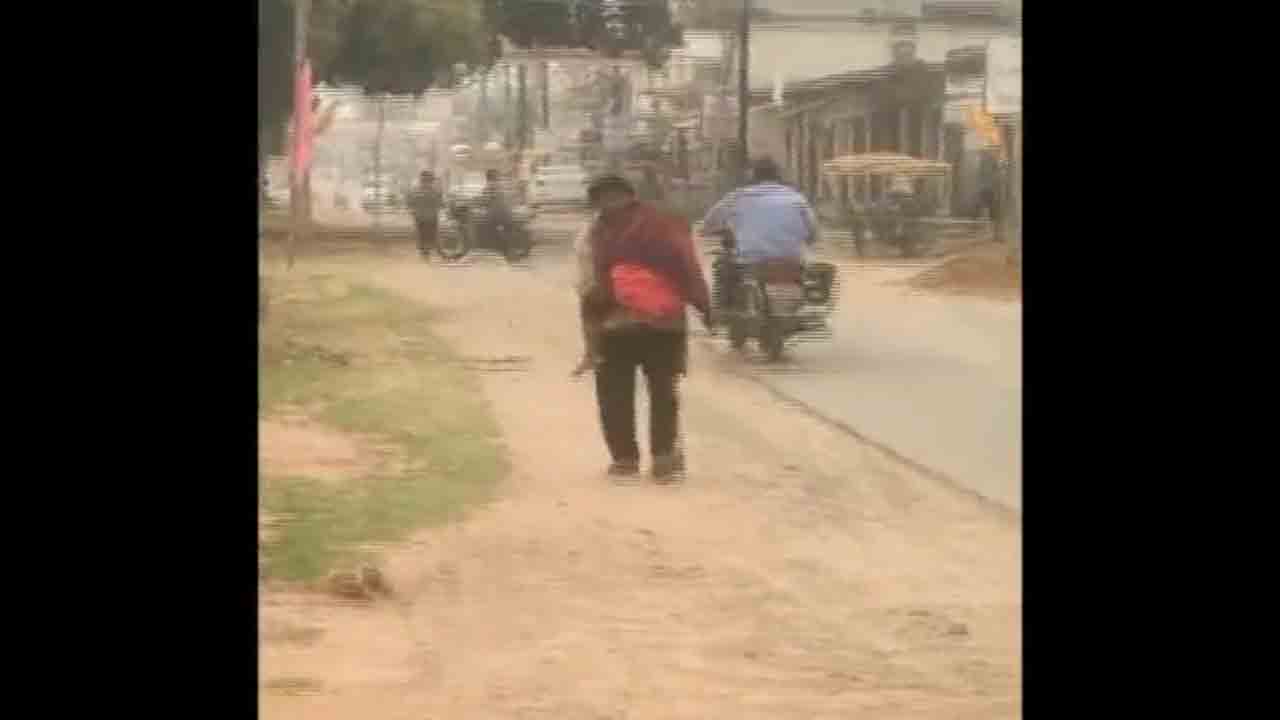 హృద‌య విదార‌కం.. కూతురు శ‌వాన్ని 10 కి.మీ. మోసుకెళ్లిన తండ్రి