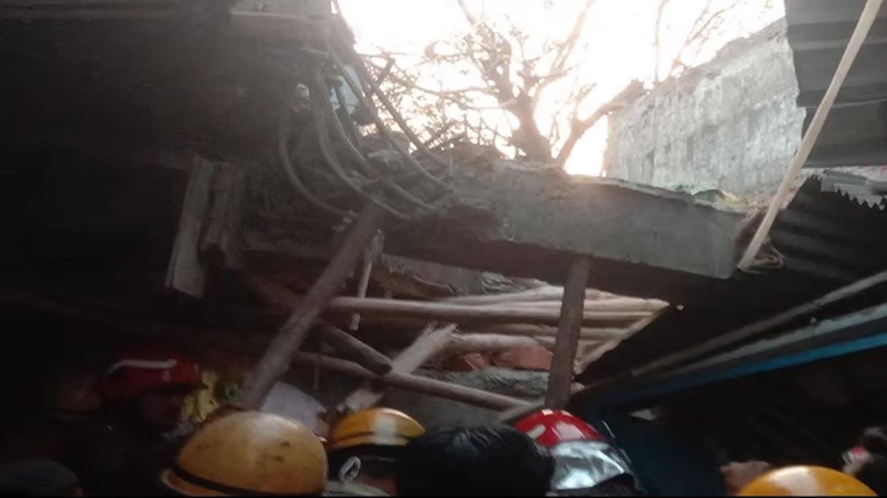 ఢిల్లీలో కుప్పకూలిన నిర్మాణంలో ఉన్న భవనం.. ఎనిమిది మందిని రక్షించిన అధికారులు