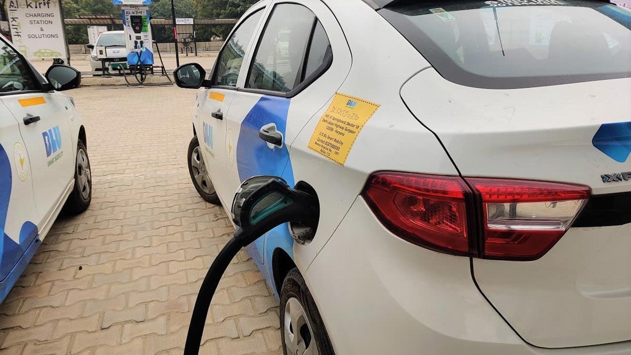 దేశంలో హైవేలపై కొత్తగా 1,576 ఛార్జింగ్‌ పాయింట్ల ఏర్పాటు.. హైదరాబాద్‌ ఓఆర్‌ఆర్‌పై ఎన్నంటే..?