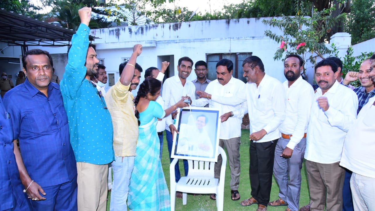 సీఎం కేసీఆర్‌ చిత్రపటానికి పాలాభిషేకం చేసిన మంత్రి, సెర్ఫ్‌ ఉద్యోగులు