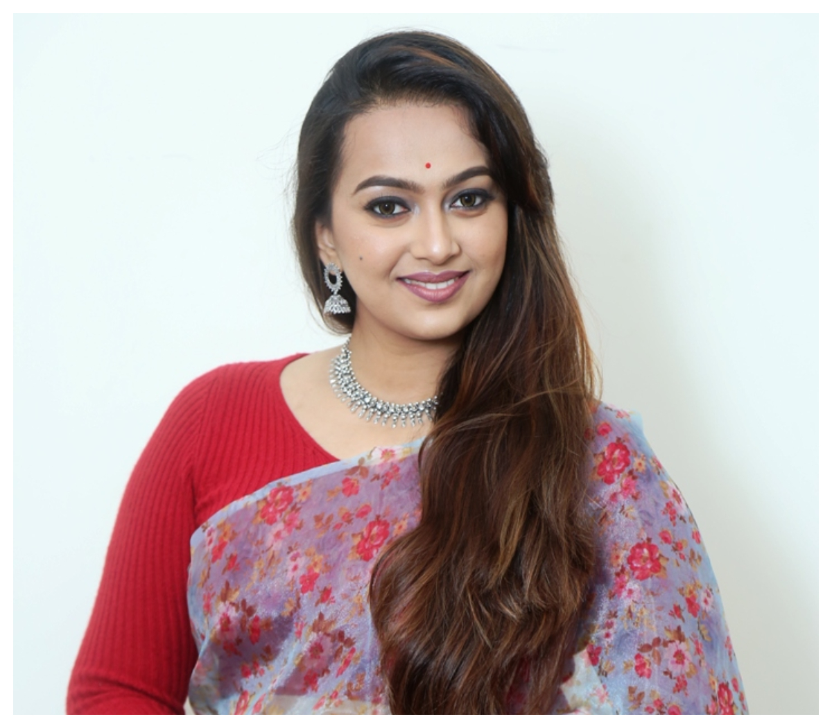 Ester Noronha | చీరకట్టులో చూడముచ్ఛటగా ఎస్తేర్..