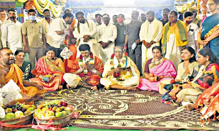 రామలింగేశ్వరుని సన్నిధిలో శైలిమ, హిమాన్షు