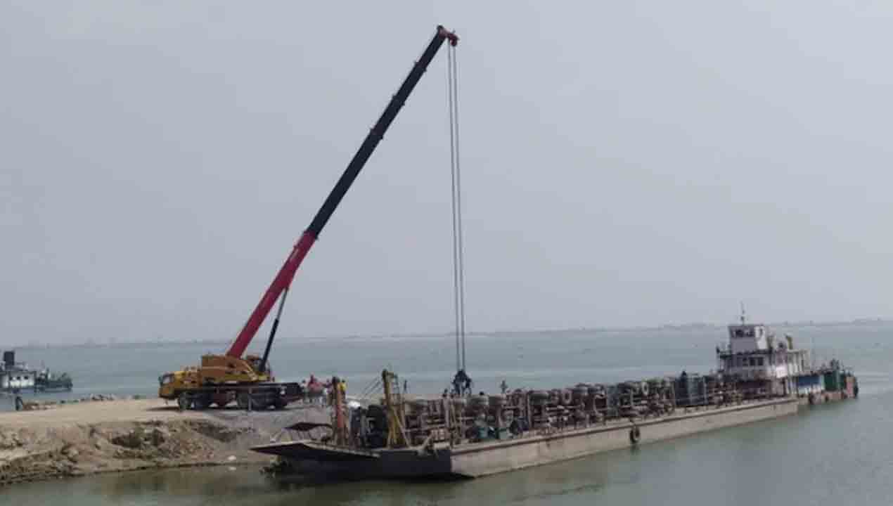 లారీలతో వెళ్తున్న ఫెర్రీ గంగా నదిలో బోల్తా… అసెంబ్లీలో ప్రతిపక్షాల రగడ