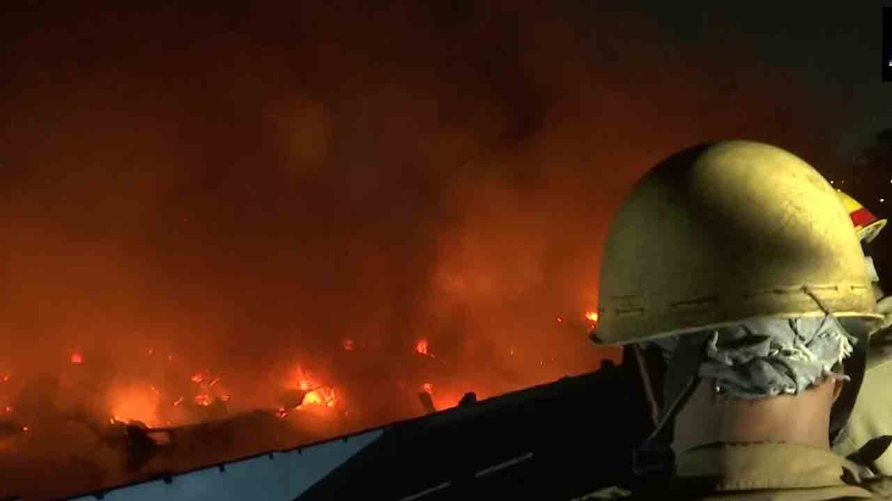 పేపర్‌ ప్లేట్ల పరిశ్రమలో భారీ అగ్నిప్రమాదం.. ముగ్గురు సజీవ దహనం