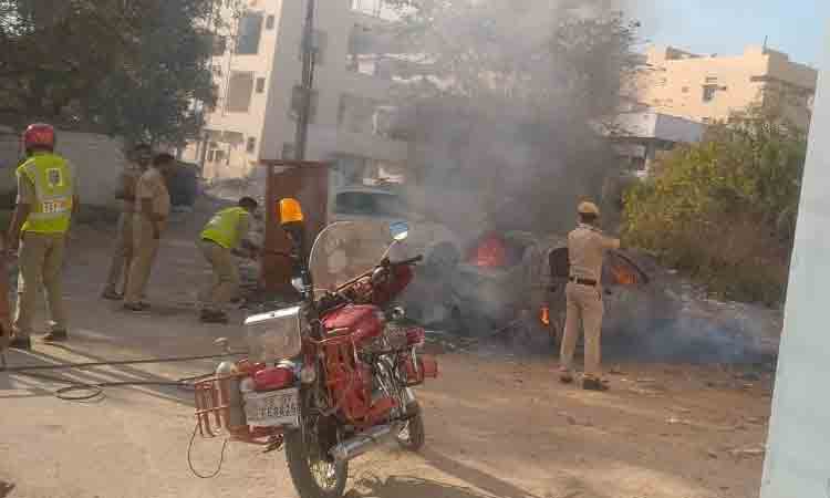 వేములవాడలో కారు దగ్ధం