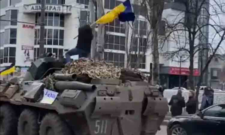 శత్రువు యుద్ధ ట్యాంకుపై స్వదేశ పతాకం