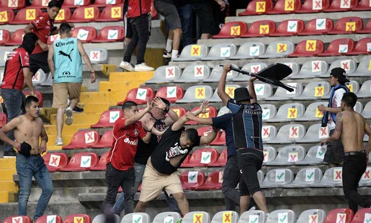 ఫుట్‌బాల్‌ మ్యాచ్‌లో అభిమానుల గొడవ‌.. 26 మందికి గాయాలు