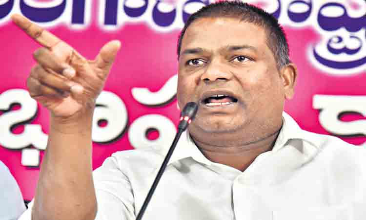 బీజేపీ నేతలంతా టూరిస్టులే