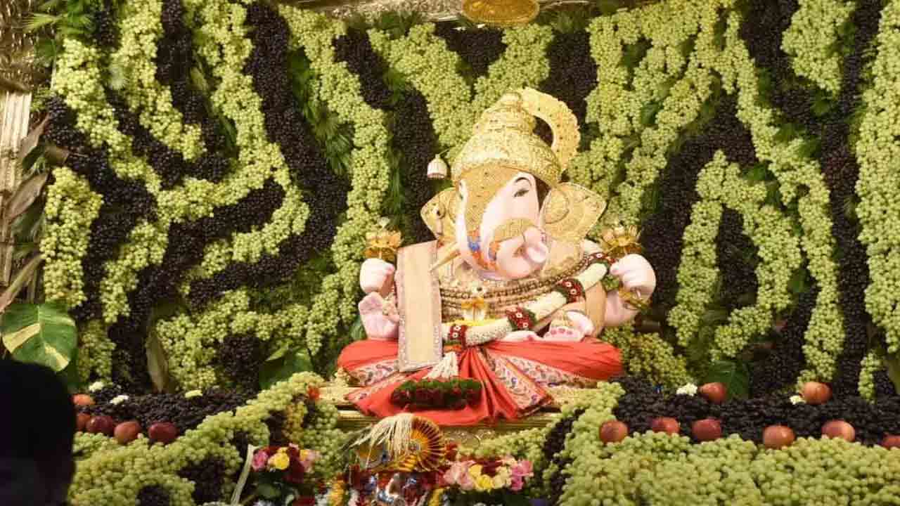 2 వేల కిలోల ద్రాక్ష పండ్లతో గణనాథుడికి అలంకరణ