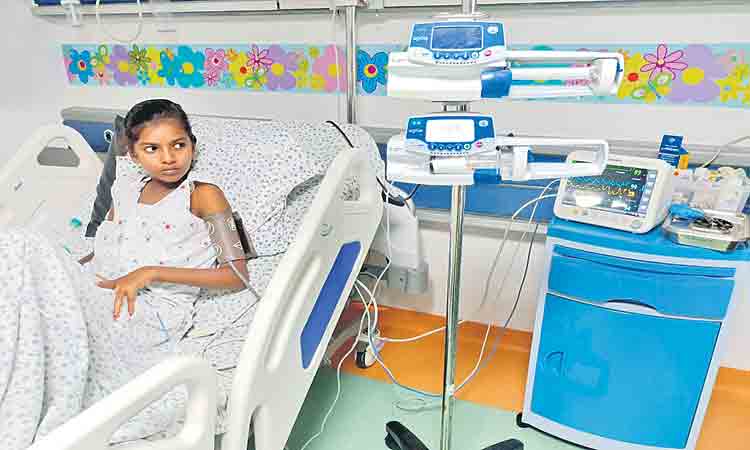 బాలిక వైద్యానికి మంత్రి కేటీఆర్‌ భరోసా