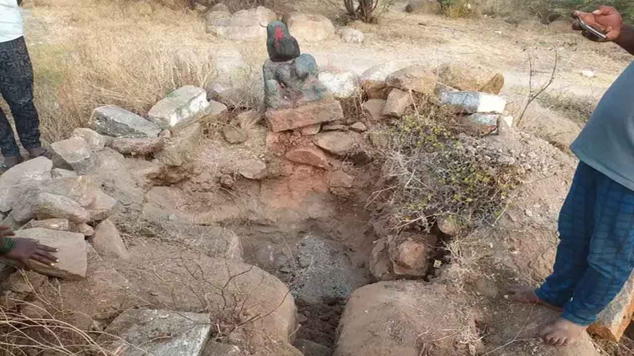 గుప్తనిధుల కోసం రాజుల కాలం నాటి ఆలయం ధ్వంసం