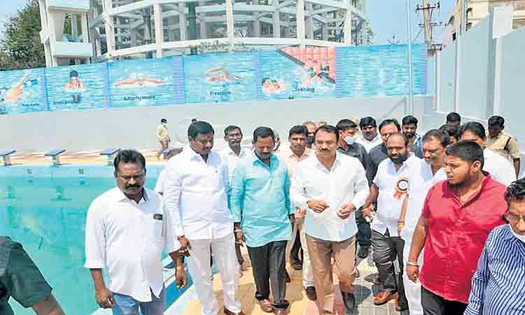 ఆధునిక హంగులతో స్విమ్మింగ్‌పూల్‌ సిద్ధం