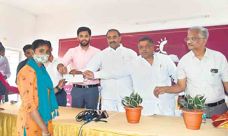 పేద విద్యార్థులకు ‘మలబార్‌ గ్రూప్‌’ చేయూత