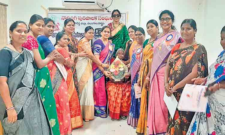 మహిళలు ప్రగతి రథ సారథులు