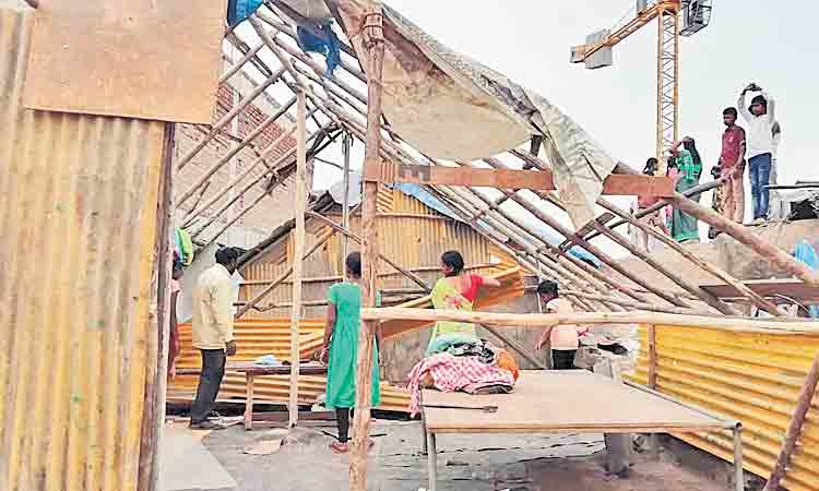 గుడిసె కట్టేయ్‌.. పట్టా కొట్టేయ్‌.!