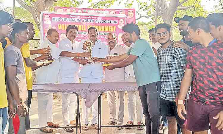 యువత క్రీడలపై దృష్టి సారించాలి