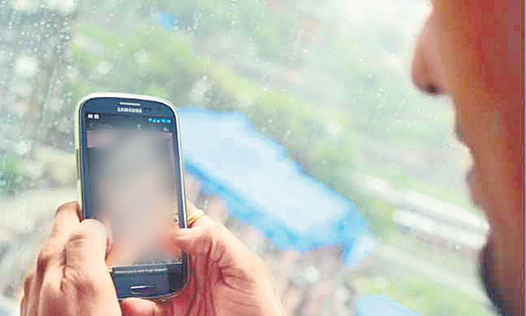 అయినోళ్లే.. విలన్లు..!