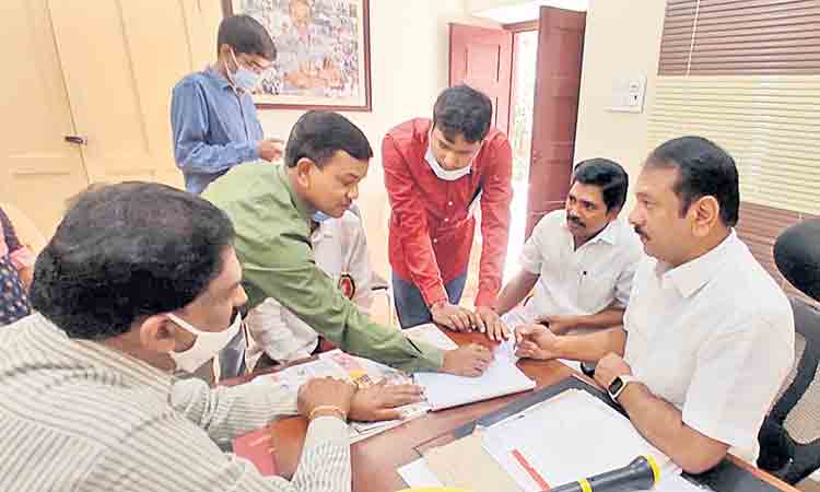 డ్రైనేజీ పనులను వేగవంతం చేయాలి: ఎమ్మెల్యే