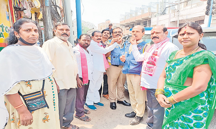 సంబురాలు..క్షీరాభిషేకాలు