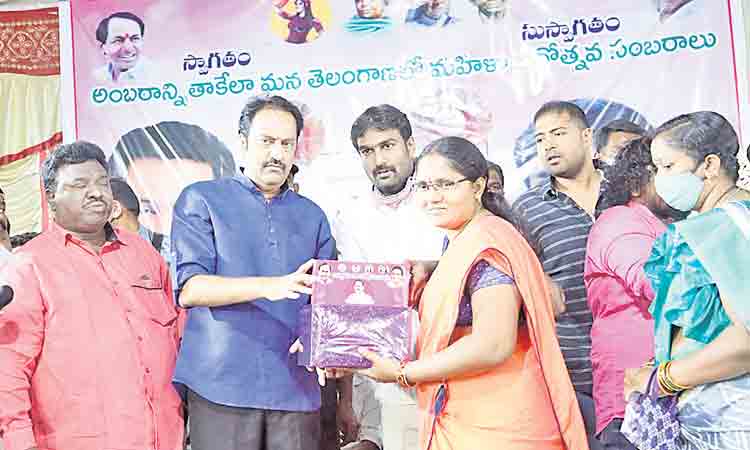 మహిళలు ఆర్థికంగా ఎదగాలి