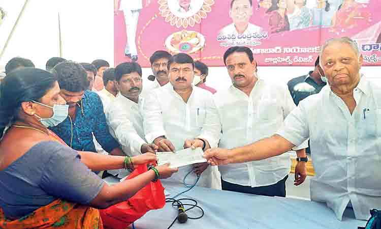 సమస్యల పరిష్కారానికి నిరంతరం కృషి