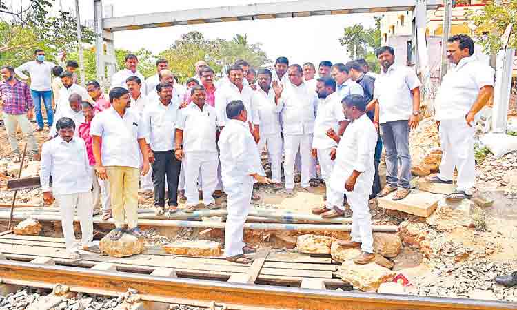 ఆర్‌యూబీ పనులు త్వరితగతిన పూర్తి చేయాలి