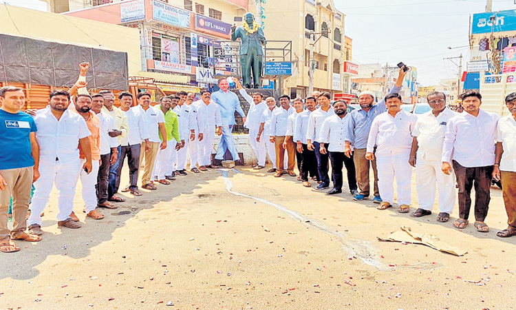 ఉద్యోగప్రదాతకు క్షీరాభిషేకం