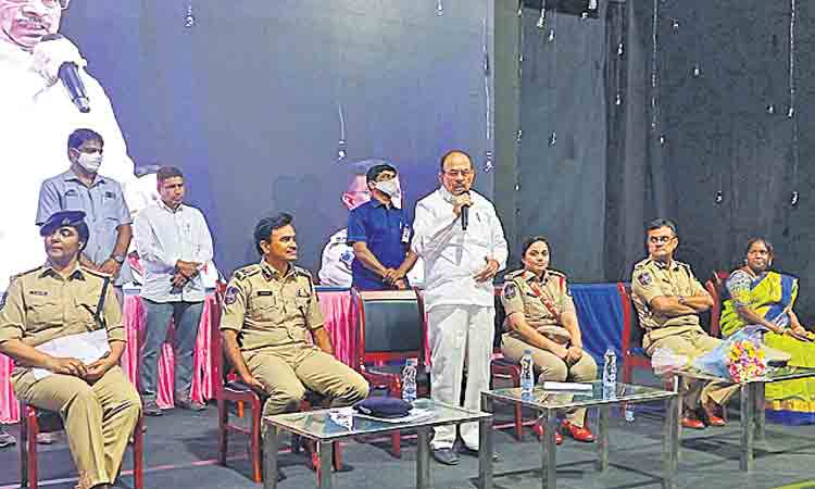 మహిళలు అన్ని రంగాల్లో రాణించాలి