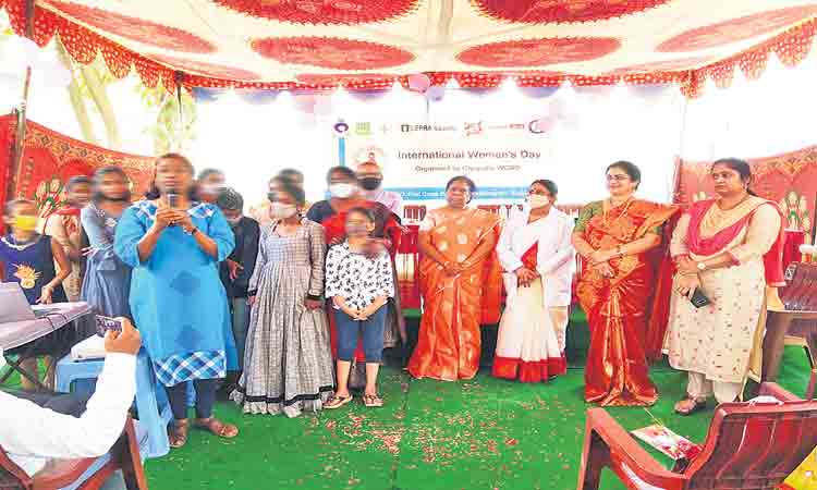 మనలో ఒకరిగా.. చేతనైన సాయం చేద్దాం