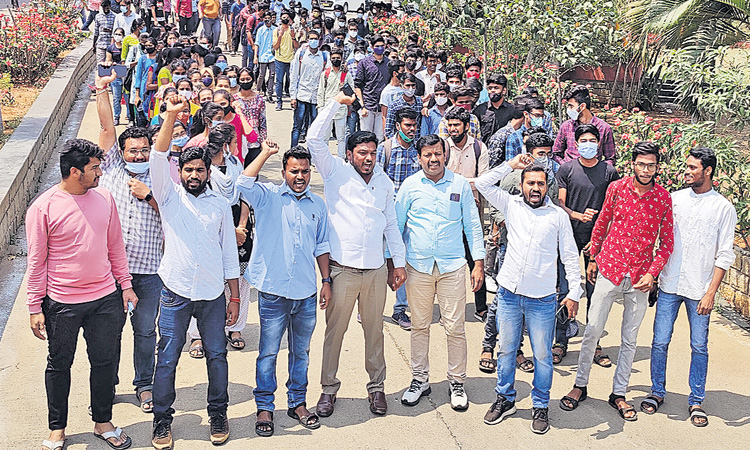 జేఎన్‌టీయూహెచ్‌లోసంబురాలు