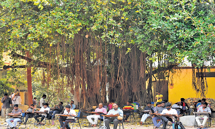కాస్త చోటు దొరికినా..చదివేస్తున్నారు..!
