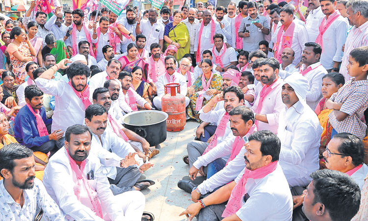 కేంద్రం మెడలు వంచుదాం