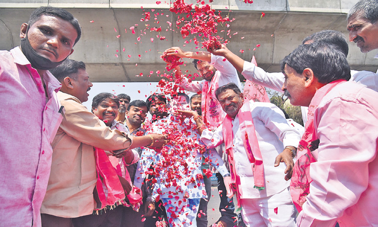 గుండెల్లో కొలువై భవితకు వెలుగై