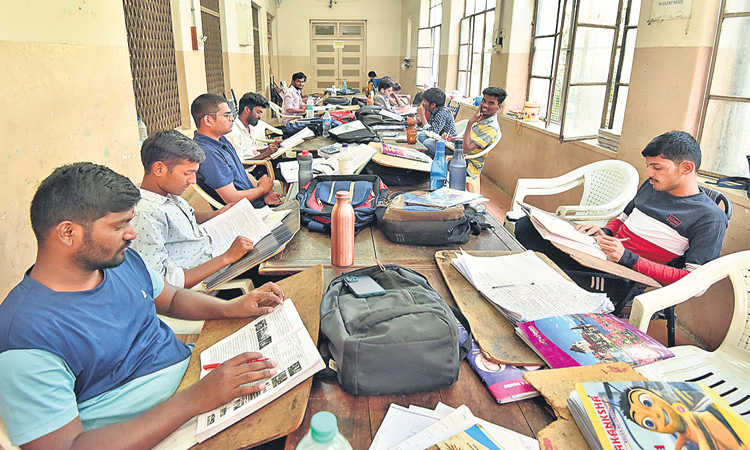 పుస్తకాలన్నీ.. తిరగేస్తున్నారు..!