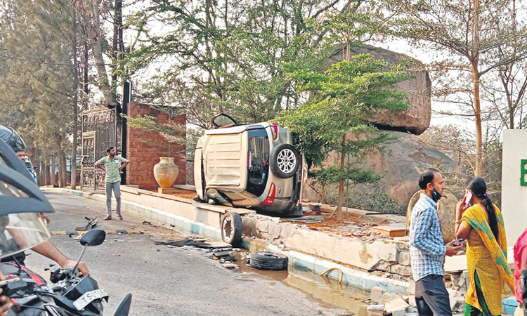 గచ్చిబౌలిలో కారు బీభత్సం