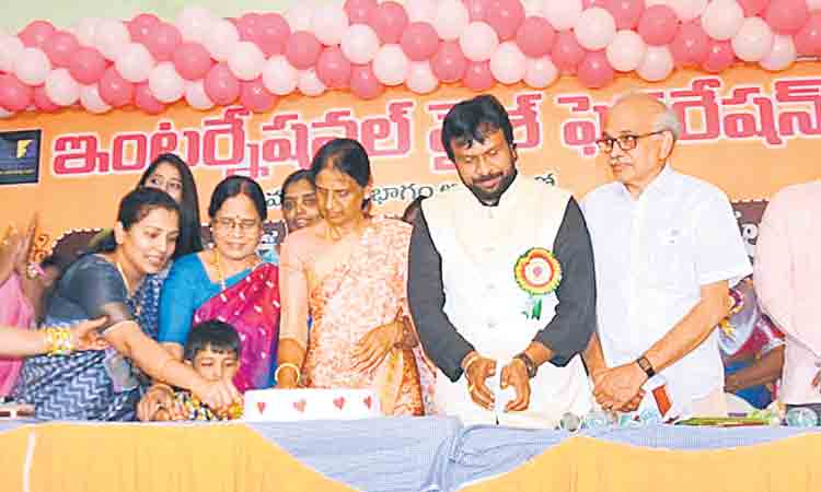 మహిళలు ఆత్మైస్థెర్యంతో ముందుకు సాగాలి