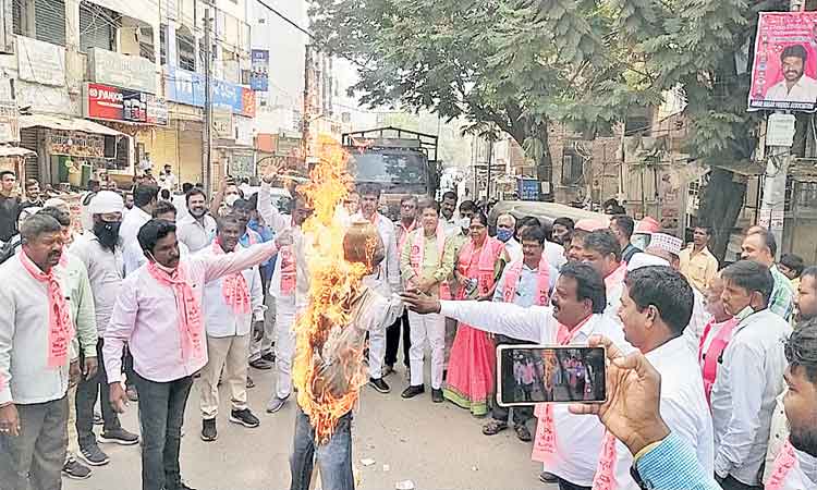 పెంచిన ధరలు తగ్గించాలి